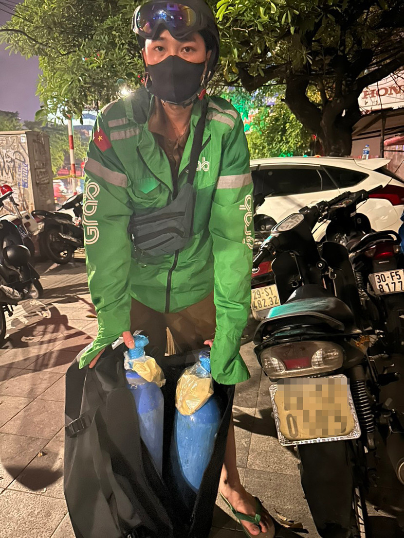 Tổ công tác Y11/141 phát hiện đối tượng chở theo 2 bình "khí cười". Tổ công tác Y11/141 phát hiện đối tượng chở theo 2 bình "khí cười".