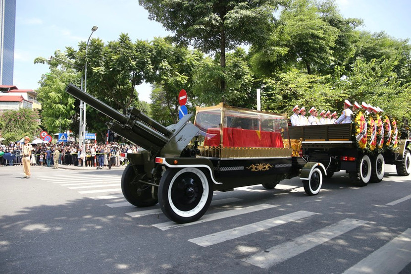 Linh xa chở linh cữu Tổng Bí thư Nguyễn Phú Trọng đi qua phố Nguyễn Chí Thanh Linh xa chở linh cữu Tổng Bí thư Nguyễn Phú Trọng đi qua phố Nguyễn Chí Thanh