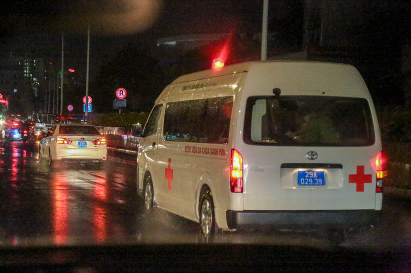 Đoàn xe di chuyển nhanh trong mưa lớn ra sân bay Nội Bài. Đoàn xe di chuyển nhanh trong mưa lớn ra sân bay Nội Bài.