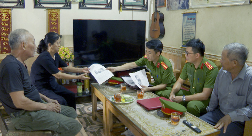 Công an xã An Bình, huyện Văn Yên, tỉnh Yên Bái, xuống từng hộ dân phát tờ rơi tuyên truyền pháp luật.