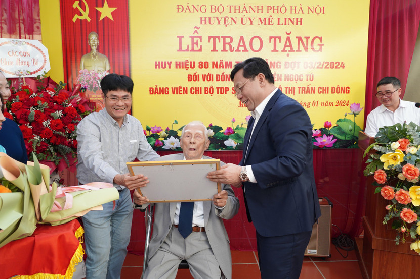 Niềm vui, xúc động lớn đối với đảng viên lão thành Nguyễn Ngọc Tú Niềm vui, xúc động lớn đối với đảng viên lão thành Nguyễn Ngọc Tú