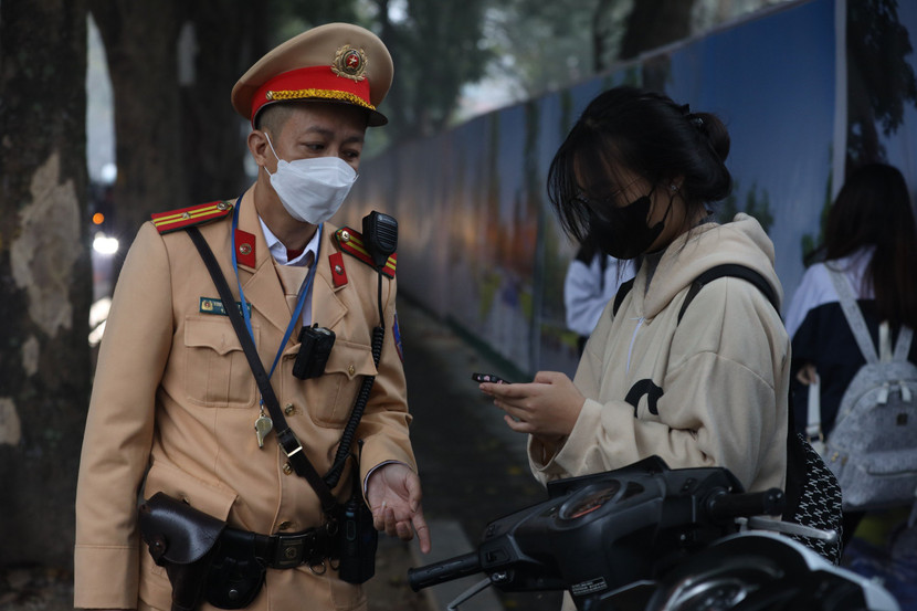 Đội CSGT số 2, Phòng CSGT phát hiện nhiều trường hợp học sinh vi phạm do được phụ huynh giao xe khi các con chưa đáp ứng được quy định của pháp luật về tham gia giao thông sáng 5/3. Đội CSGT số 2, Phòng CSGT phát hiện nhiều trường hợp học sinh vi phạm do được phụ huynh giao xe khi các con chưa đáp ứng được quy định của pháp luật về tham gia giao thông sáng 5/3.