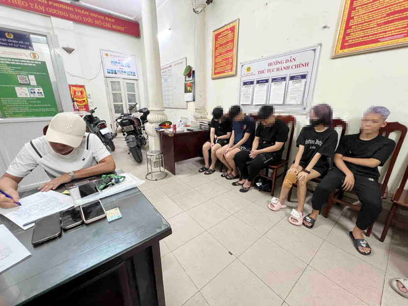 Các đối tượng được bàn giao về Công an phường tối 31/8. Các đối tượng được bàn giao về Công an phường tối 31/8.