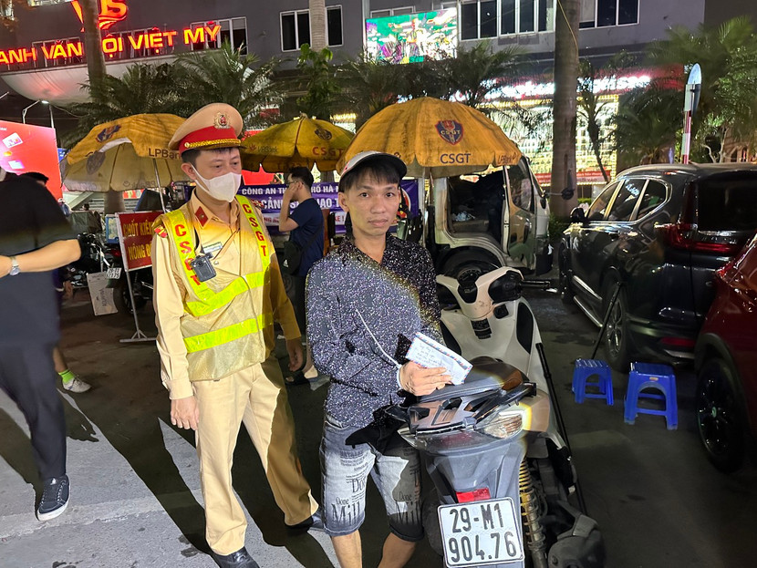 Tổ công tác Y7/141 phát hiện đối tượng Nguyễn Đình Linh có hành vi tàng trữ trái phép ma túy. Tổ công tác Y7/141 phát hiện đối tượng Nguyễn Đình Linh có hành vi tàng trữ trái phép ma túy.