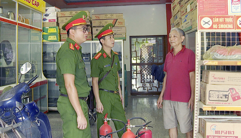 Công an xã An Bình thường xuyên tuyên truyền, nhắc nhở người dân trong công tác đảm bảo an toàn phòng cháy, chữa cháy.