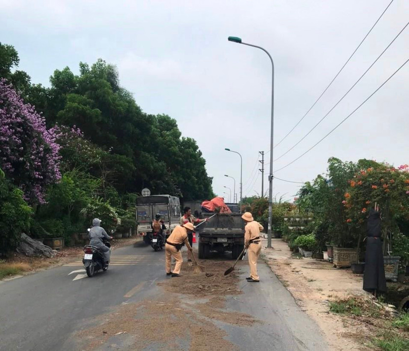 CSGT nhanh chóng xử lý vết dầu loang dài 3km trên đường gom Võ Nguyên Giáp gây nguy hiểm cho các phương tiện và người dân.