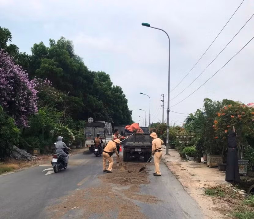 CSGT nhanh chóng xử lý vết dầu loang dài 3km trên đường gom Võ Nguyên Giáp gây nguy hiểm cho các phương tiện và người dân.