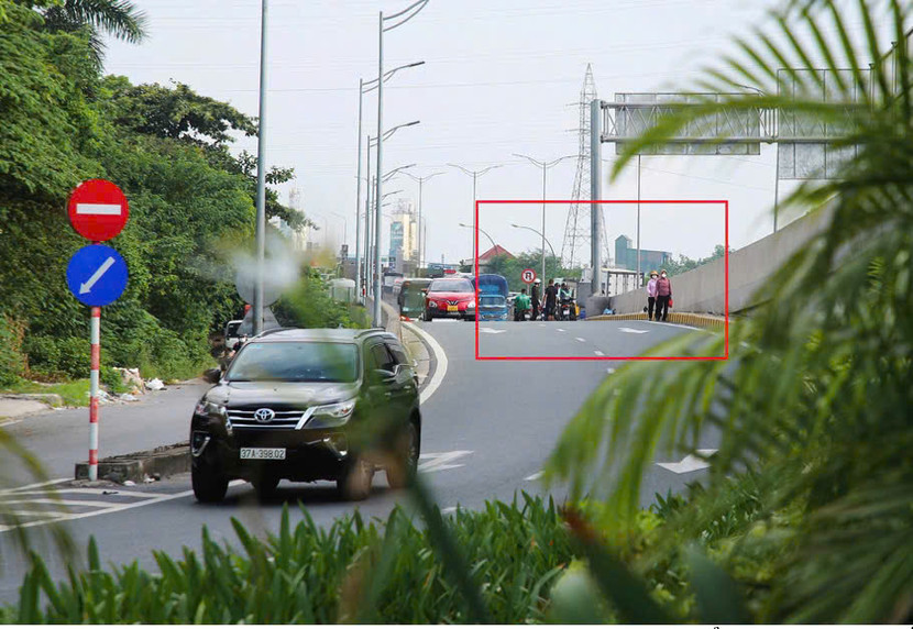 CSGT ghi hình xe ôm tụ tập đón khách tại các điểm mở gây mất ATGT (Ảnh: Hiếu SL). CSGT ghi hình xe ôm tụ tập đón khách tại các điểm mở gây mất ATGT (Ảnh: Hiếu SL).