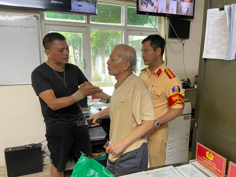 Anh Nguyễn Văn Hà vui mừng, xúc động khi tìm thấy bố ở trụ sở Đội CSGT số 4.