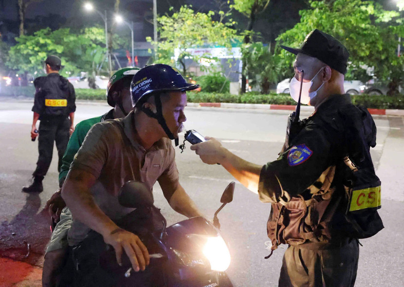 Tổ công tác 141 kịp thời phát hiện nhiều "ma men" trong đó có trường hợp vi phạm ở mức khủng. Tổ công tác 141 kịp thời phát hiện nhiều "ma men" trong đó có trường hợp vi phạm ở mức khủng.