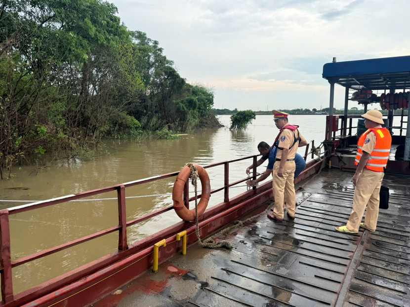 Đội CSGT đường thủy số 2 hỗ trợ người dân phòng chống bão số 3 tại bến khách Cẩm Cơ, Hồng Vân, Thường Tín, Hà Nội Đội CSGT đường thủy số 2 hỗ trợ người dân phòng chống bão số 3 tại bến khách Cẩm Cơ, Hồng Vân, Thường Tín, Hà Nội