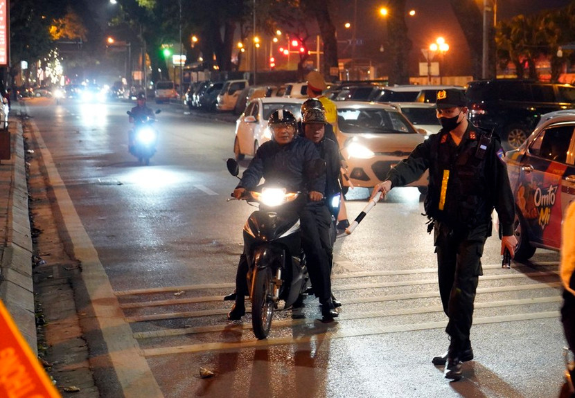 Qua tuần tra kiếm soát, các tổ công tác đã phát hiện 13 đối tượng có dấu hiệu phạm pháp hình sự Qua tuần tra kiếm soát, các tổ công tác đã phát hiện 13 đối tượng có dấu hiệu phạm pháp hình sự