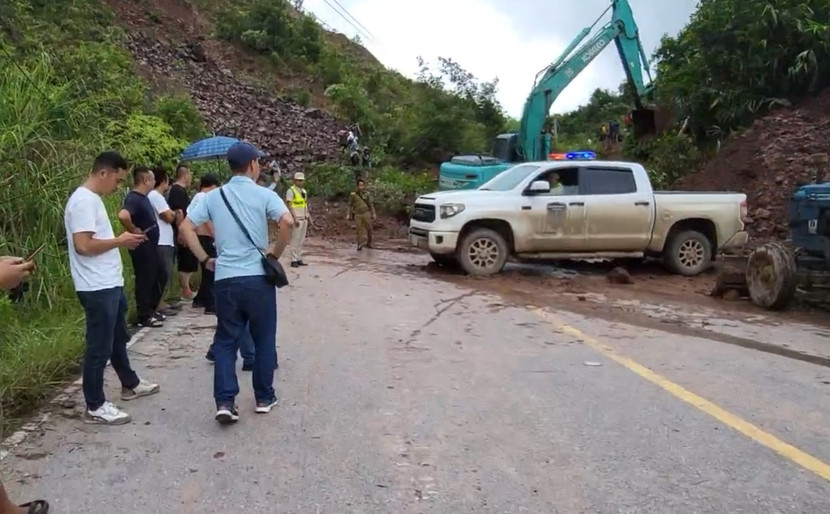 Những cơn mưa xối xả khiến nhiều đoạn đường bị sạt lở Những cơn mưa xối xả khiến nhiều đoạn đường bị sạt lở