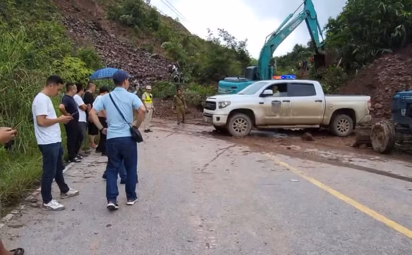Những cơn mưa xối xả khiến nhiều đoạn đường bị sạt lở