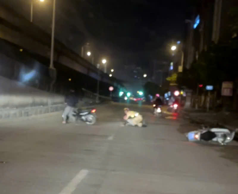 Người dân ghi hình sự việc CSGT khống chế đối tượng trộm cắp trước sự chống trả quyết liệt của đồng bọn đăng tải lên mạng xã hội ngày 15/8/2024. Người dân ghi hình sự việc CSGT khống chế đối tượng trộm cắp trước sự chống trả quyết liệt của đồng bọn đăng tải lên mạng xã hội ngày 15/8/2024.