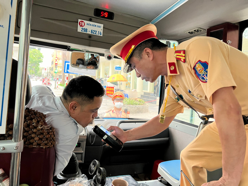 ...kiểm tra nồng độ cồn các lái xe.