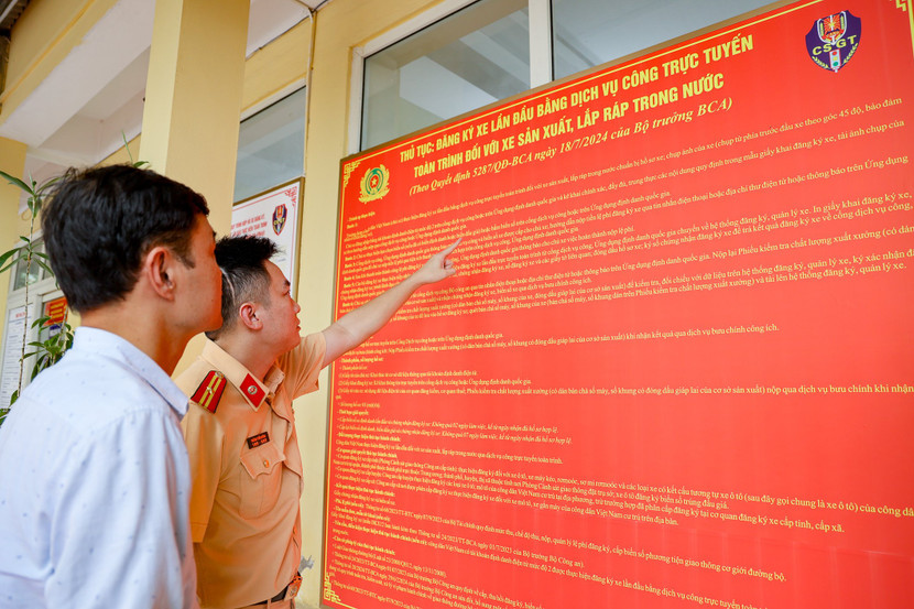 Cảnh sát giao thông hướng dẫn người dân thực hiện đăng ký xe lần đầu bằng dịch vụ công trực tuyến toàn trình