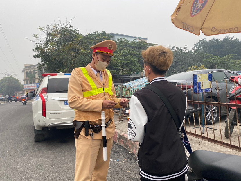 N.D.T, sinh viên một trường cao đẳng không đội mũ bảo hiểm khi tham gia giao thông. N.D.T, sinh viên một trường cao đẳng không đội mũ bảo hiểm khi tham gia giao thông.