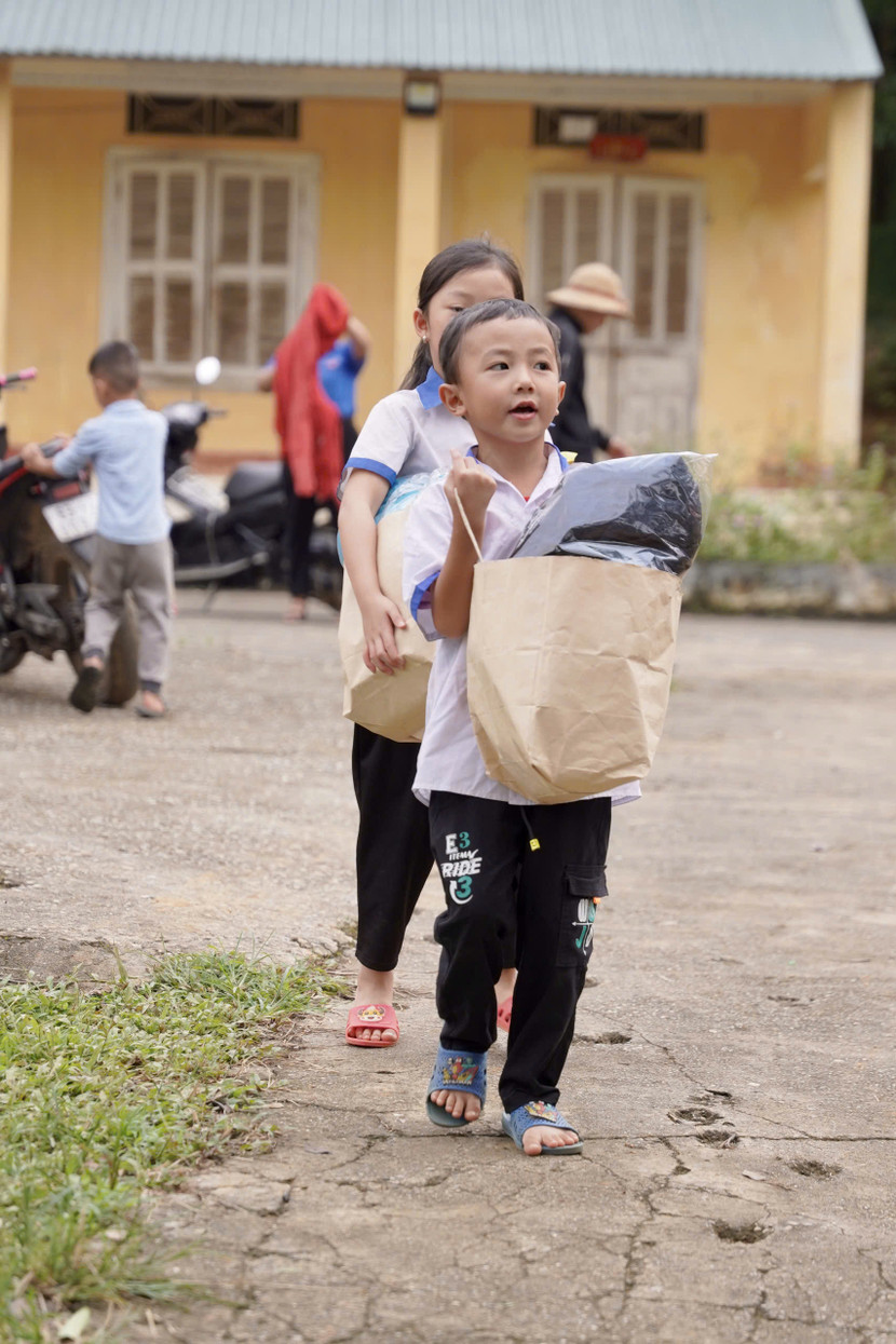 Niềm vui của em nhỏ khi được nhận quà.