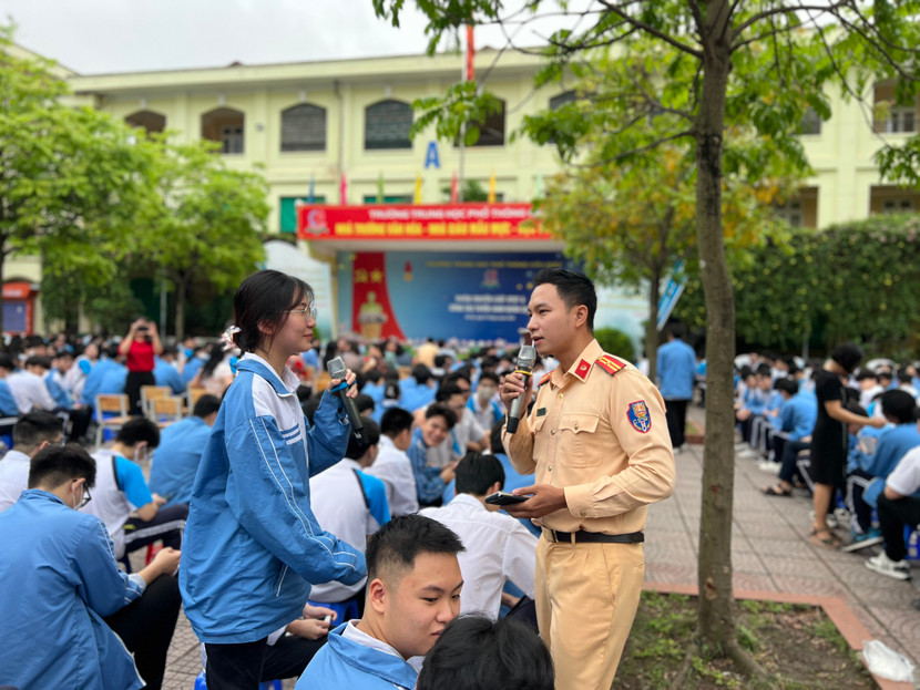 Thiếu tá Nguyễn Ngọc Vũ, cán bộ Đội CSGT số 6 đã phổ biến những kiến thức cơ bản về luật giao thông đường bộ, các hành vi vi phạm. Thiếu tá Nguyễn Ngọc Vũ, cán bộ Đội CSGT số 6 đã phổ biến những kiến thức cơ bản về luật giao thông đường bộ, các hành vi vi phạm.