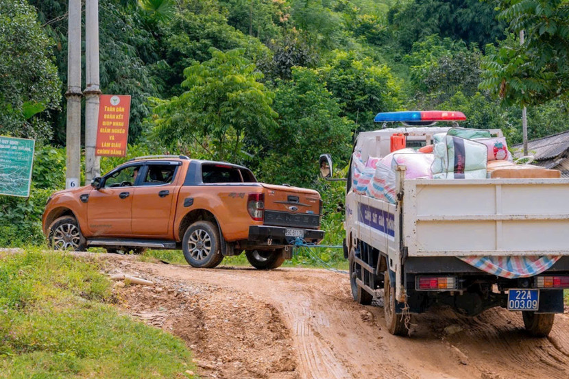 Đoàn công tác phải đi qua nhiều đoạn đường khó dốc cao, sạt lở.