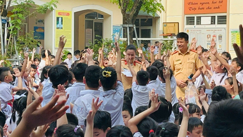 Đại úy Nguyễn Anh Pháp trong một buổi tuyên truyền ATGT trường học.