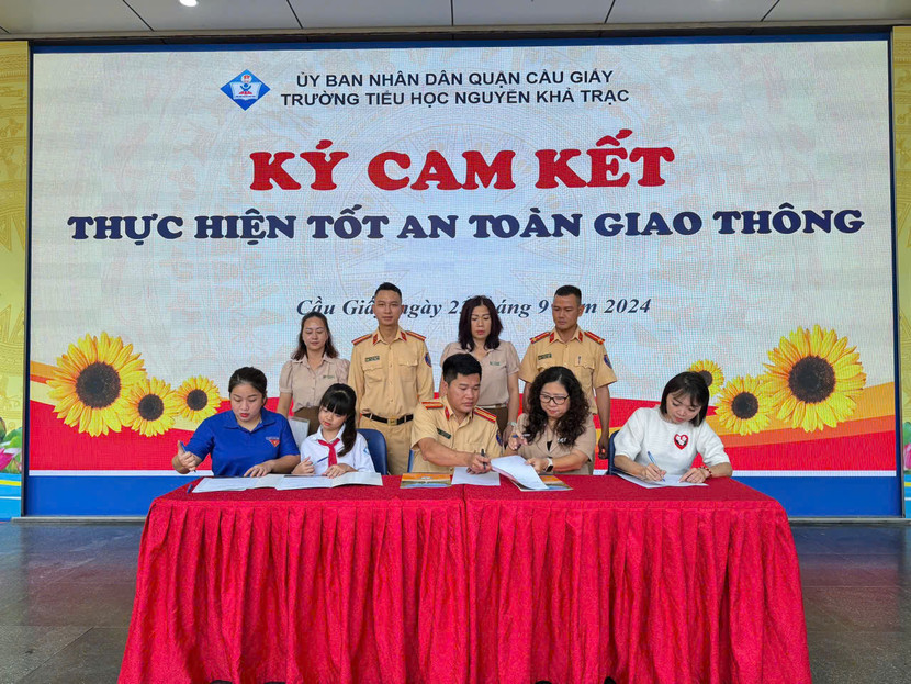Đội CSGT đường bộ số 6 và trường Tiểu học Nguyễn Khả Trạc ký cam kết chấp hành luật giao thông và xây dựng mô hình cổng trường an toàn.