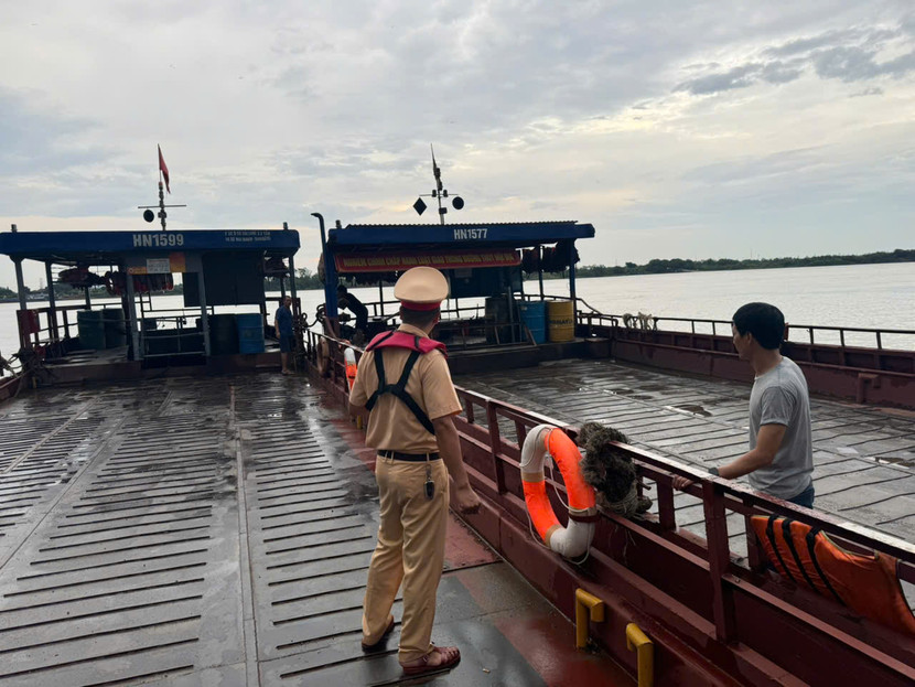 Khi có sự cố luôn có lực lượng Cảnh sát giao thông ứng trực hỗ trợ. Khi có sự cố luôn có lực lượng Cảnh sát giao thông ứng trực hỗ trợ.