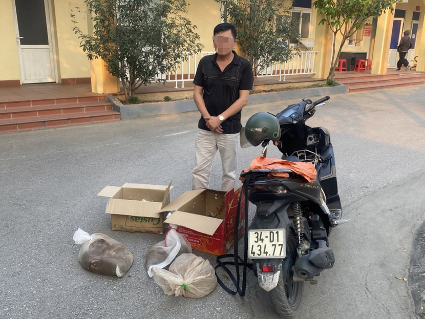 Đối tượng Nguyễn Thành V và tang vật Đối tượng Nguyễn Thành V và tang vật