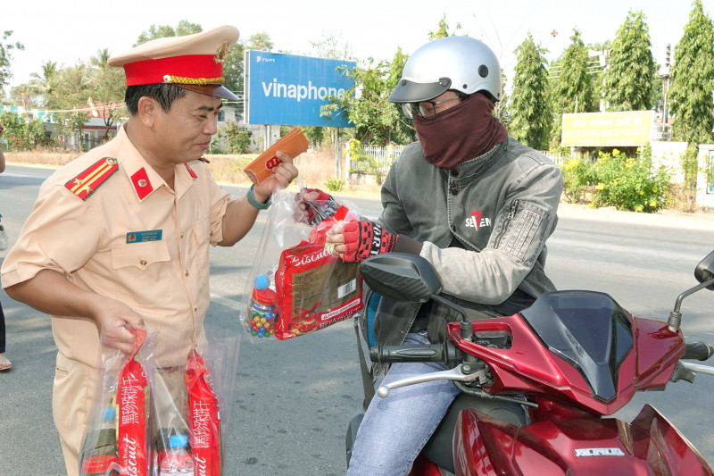 CSGT Bình Thuận tặng quà cho người dân
