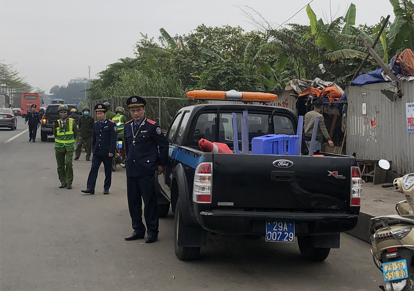 Lực lượng chức năng xử lý các trường hợp vi phạm hành lang ATGT trên tuyến Quốc lộ 2 Lực lượng chức năng xử lý các trường hợp vi phạm hành lang ATGT trên tuyến Quốc lộ 2