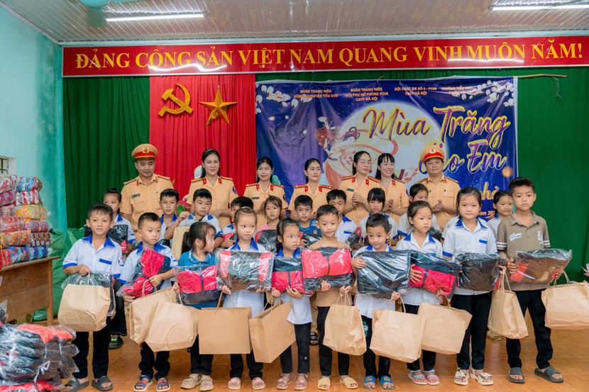 Đoàn công tác đã tổ chức cho các em học sinh trường Tiểu học Chiêu Yên ngày Trung thu ý nghĩa.