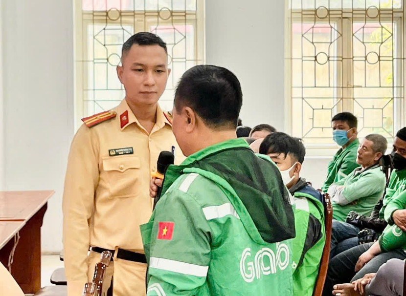 Thiếu tá Nguyễn Ngọc Vũ, báo cáo viên Phòng CSGT trao đổi, giải đáp các quy định của pháp luật với các lái xe. Thiếu tá Nguyễn Ngọc Vũ, báo cáo viên Phòng CSGT trao đổi, giải đáp các quy định của pháp luật với các lái xe.