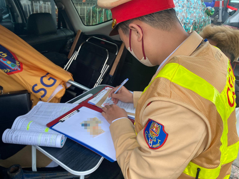 Đội CSGT số 6 lập biên bản các trường hợp vi phạm sáng 6/3. Đội CSGT số 6 lập biên bản các trường hợp vi phạm sáng 6/3.