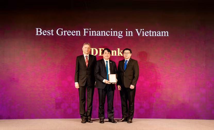 Đại diện Lãnh đạo HDBank nhận giải thưởng từ The Asian Banker