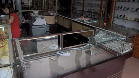 Bịt mặt, nổ súng cướp tiệm vàng, bị bắt tại chỗ ảnh 1