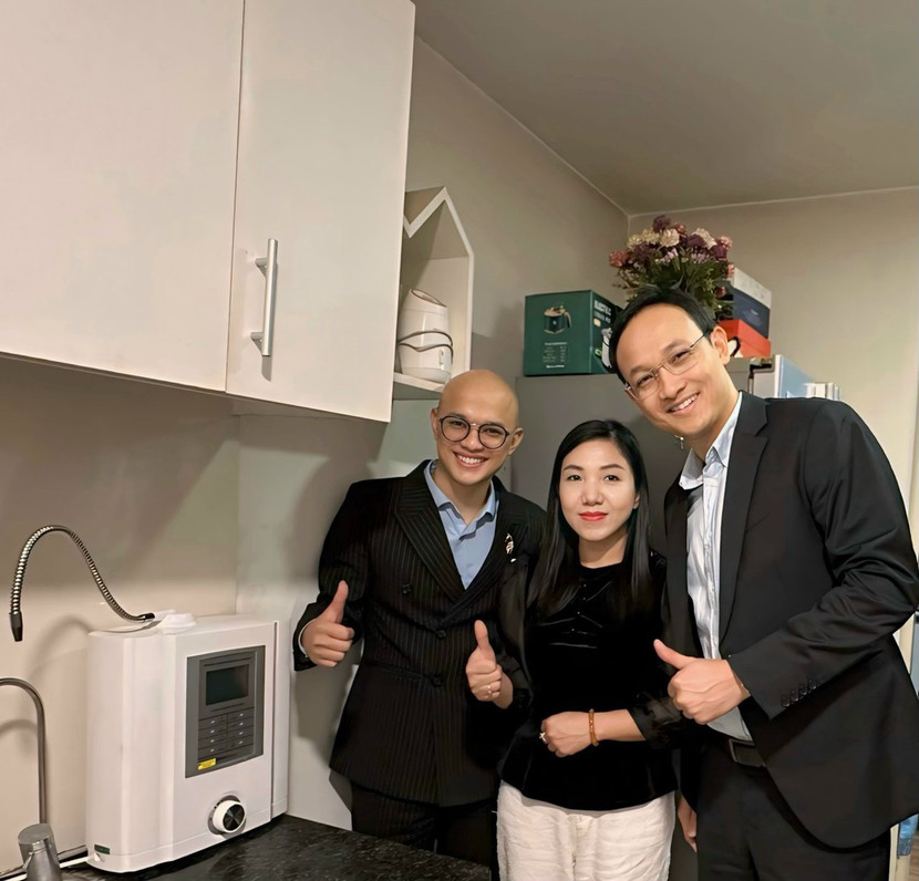 Bác sĩ trẻ nổi tiếng Trần Quốc Khánh (bên phải) lắp đặt sử dụng máy PI Biontech Hàn Quốc cao cấp BTM 505N được FDA công nhận là thiết bị y tế do Thế giới lọc nước phân phối