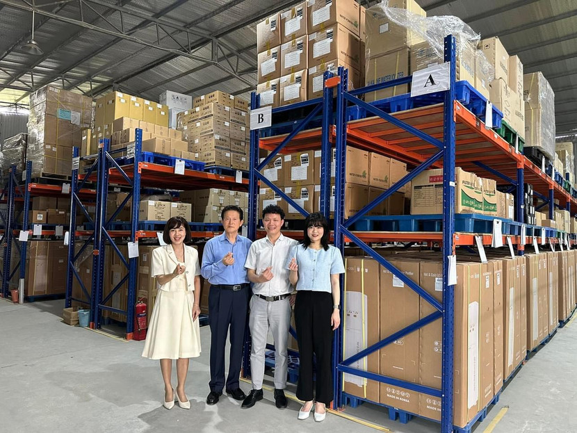 Chủ tịch tập đoàn Biontech Hàn Quốc cùng ban lãnh đạo Thế giới lọc nước tại kho hàng Thế giới lọc nước ở Hà Nội