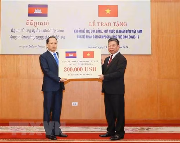 Ông Nguyễn Huy Tăng, Phó Trưởng Ban thường trực Ban Đối ngoại Trung ương, trao tặng khoản hỗ trợ tới Đại sứ Campuchia tại Việt Nam Chay Navuth. (Ảnh: Phương Hoa/ TTXVN)