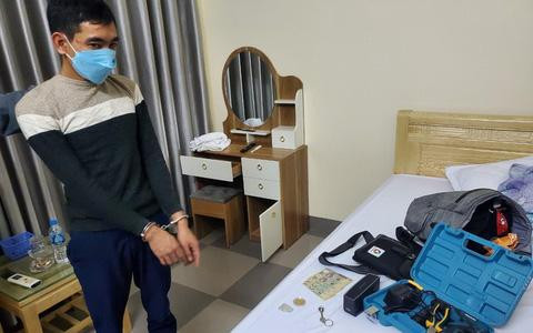 Tại cơ quan công an, Thọ khai nhận sau khi đã theo dõi nhiều ngày, đêm 30 rạng sáng 31/10, Thọ một mình đeo ba lô, bên trong đựng tuốc nơ vít, khoan trèo qua hàng rào sắt để đột nhập trụ sở cơ quan. Tiếp đó, gã dùng khoan phá ổ khóa, đột nhập các phòng làm việc lấy đi nhiều tài sản có giá trị.