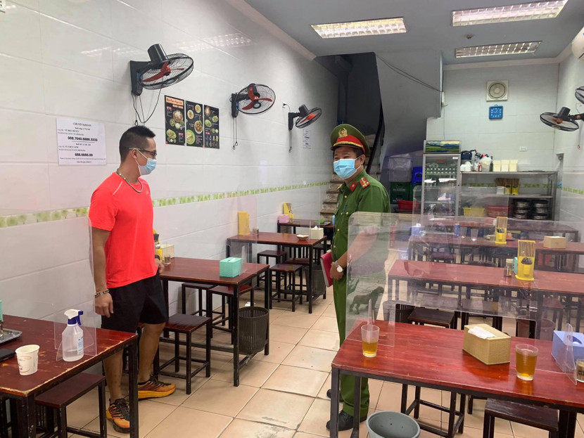 Công an nhắc nhở các chủ nhà hàng, kinh doanh ăn uống thực hiện nghiêm quy định phòng chống dịch Covid-19 Công an nhắc nhở các chủ nhà hàng, kinh doanh ăn uống thực hiện nghiêm quy định phòng chống dịch Covid-19