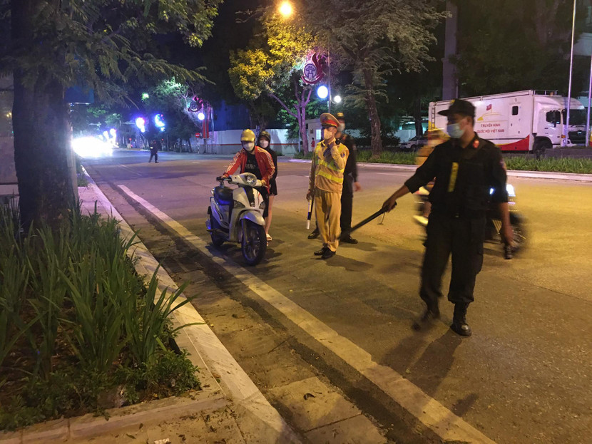 Lực lượng 141 kiểm tra hành chính người đi đường