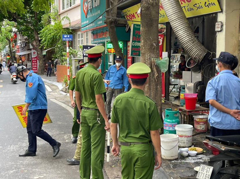 Công an nhắc nhở các cửa hàng ăn uống lấn chiếm hè phố Công an nhắc nhở các cửa hàng ăn uống lấn chiếm hè phố