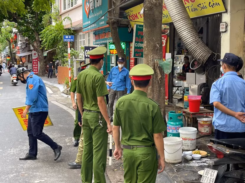 Công an nhắc nhở các cửa hàng ăn uống lấn chiếm hè phố