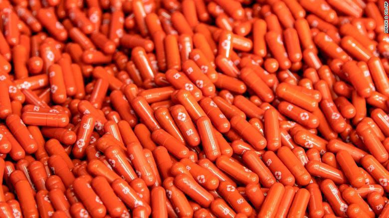 Một liệu trình uống trong 5 ngày của thuốc điều trị Covid-19 Molnupiravir do Merck phát triển có giá khoảng 700 USD, bằng 1/3 so với các loại thuốc kháng thể đơn dòng tiêm qua tĩnh mạch.