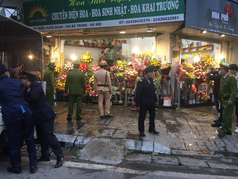 Công an quận Hai Bà Trưng xử phạt các trường hợp lấn chiếm vỉa hè, lòng đường, gây mất mỹ quan đô thị Công an quận Hai Bà Trưng xử phạt các trường hợp lấn chiếm vỉa hè, lòng đường, gây mất mỹ quan đô thị