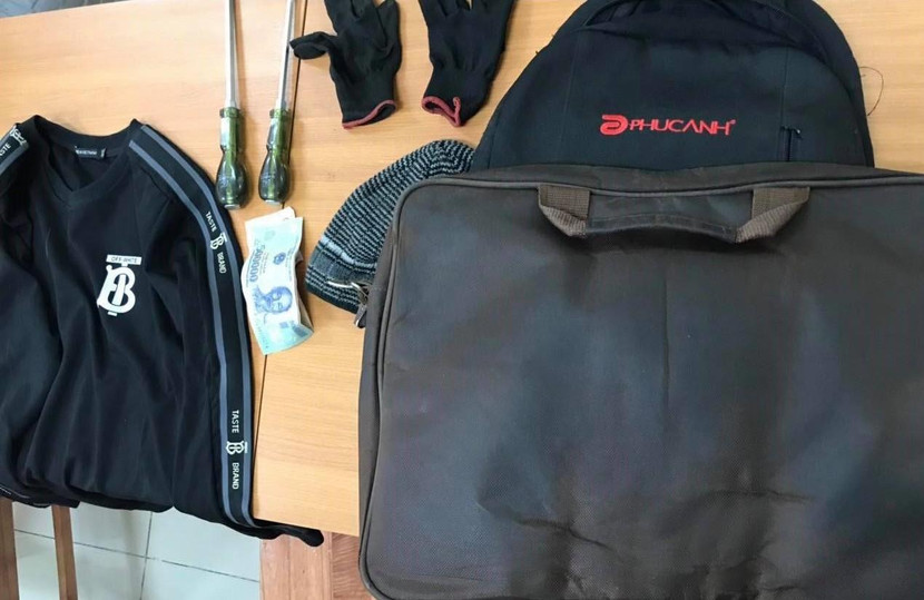 Tăm tia tòa nhà số 96 Hoàng Quốc Việt (Nghĩa Đô, Cầu Giấy), Đức Anh nhận thấy có thể đột nhập nên đã trèo từ bên ngoài vào trong nhà lục soát, cậy phá tủ và lấy đi số tiền 230 triệu đồng. Ngoài ra, đối tượng cũng khai nhận thực hiện trót lọt hàng chục vụ trộm đột nhập để trộm cắp tài sản trên địa bàn quận Cầu Giấy.