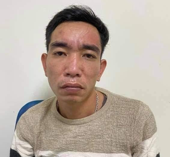 Siêu trộm mai phục trong nhà vệ sinh 13 giờ đồng hồ. Đối tượng Lê Duy Thọ (SN 1987, thường trú tại xã Mỵ Hòa, Kim Bôi, Hòa Bình) từng được giới "hai ngón" ở Hà Nội đặt cho là "bàn tay vàng" trong nghề trộm cắp. Từ nhiều năm về trước Thọ đã gây ra hàng loạt vụ trộm cắp nhằm vào một số trường đại học, và phải lĩnh nhiều năm tù. Ra tù, Thọ lại ngựa quen đường cũ.