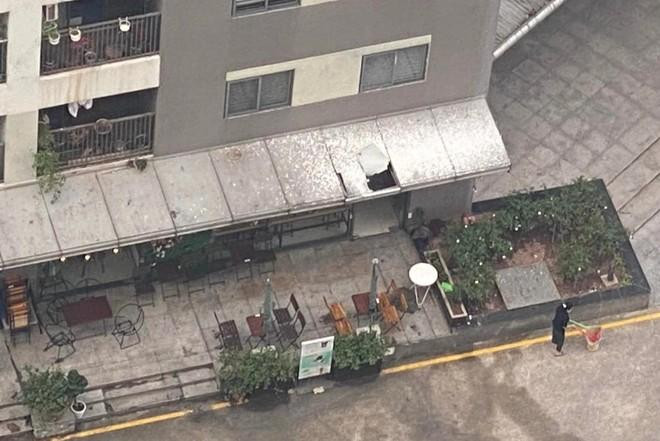 Nam thanh niên tử vong sau khi rơi từ tầng cao xuống khu vực mái che của quán cà phê. Ảnh: Đ.T.