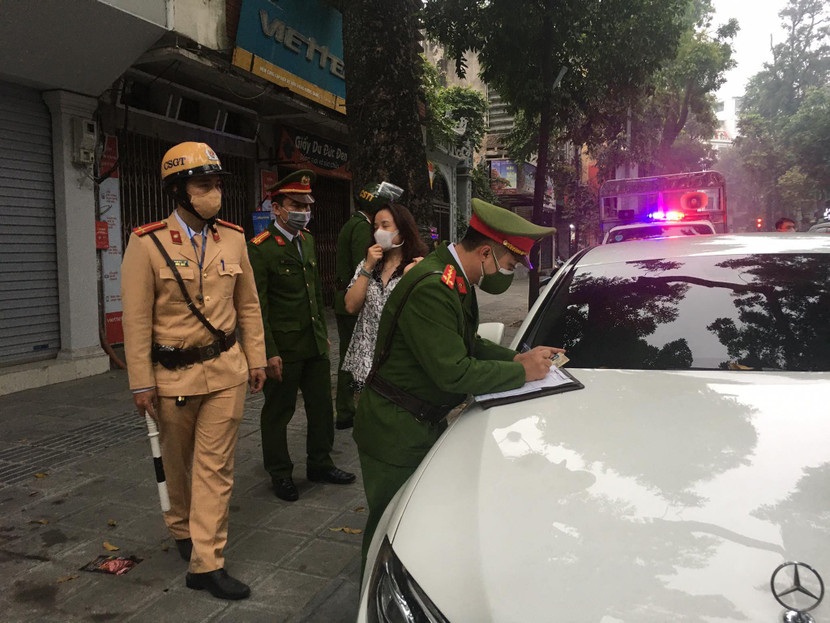 Xử phạt một trường hợp xe ô tô dừng đỗ sai quy định Xử phạt một trường hợp xe ô tô dừng đỗ sai quy định